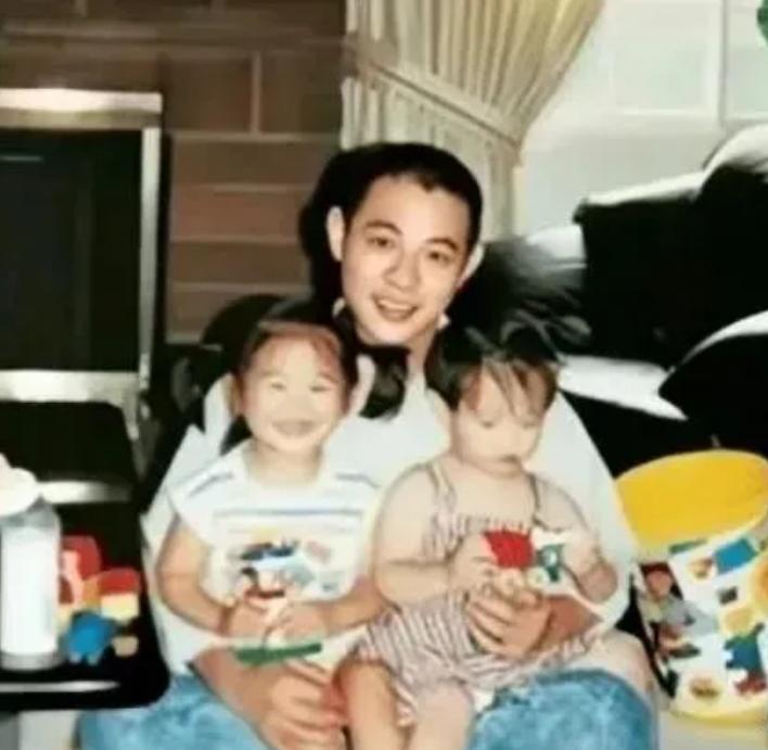 李连杰和黄秋燕的女儿今何在,李连杰谈黄秋燕和利智