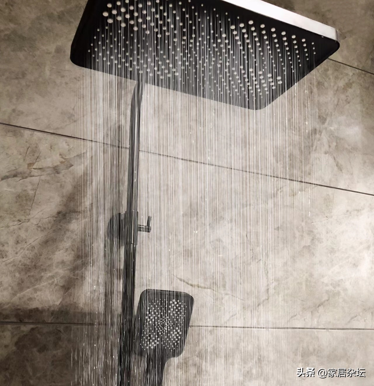 花洒用了三年还能换吗,入住一年的卫生间