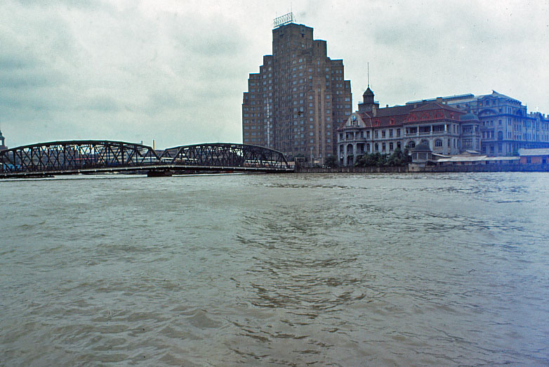 八十年代的上海老照片,踩在东海沿岸闪耀着无与伦比的繁荣骄傲