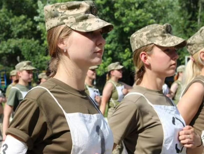 乌克兰进行最后挣扎，拉6万女兵上战场，却不给卫生用品