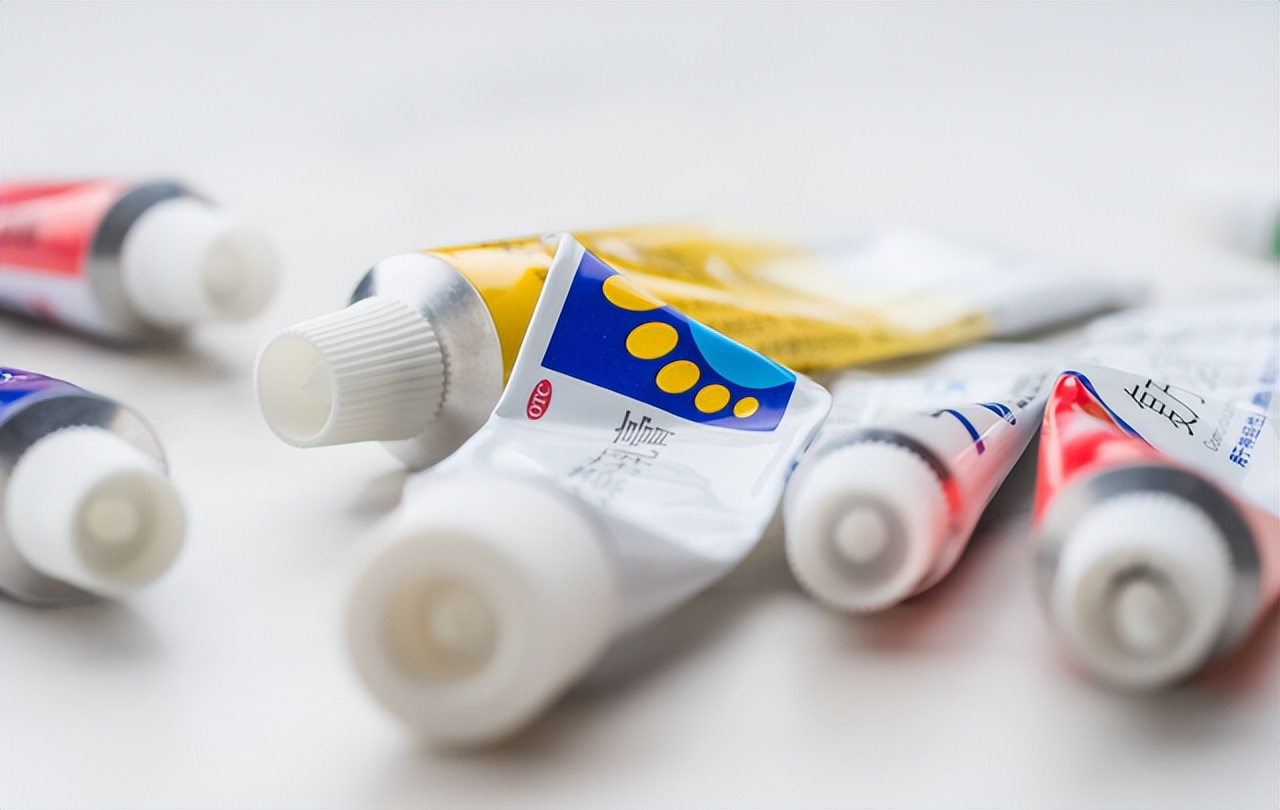 红霉素软膏副作用及注意事项,用红霉素软膏涂嘴唇要注意什么吗