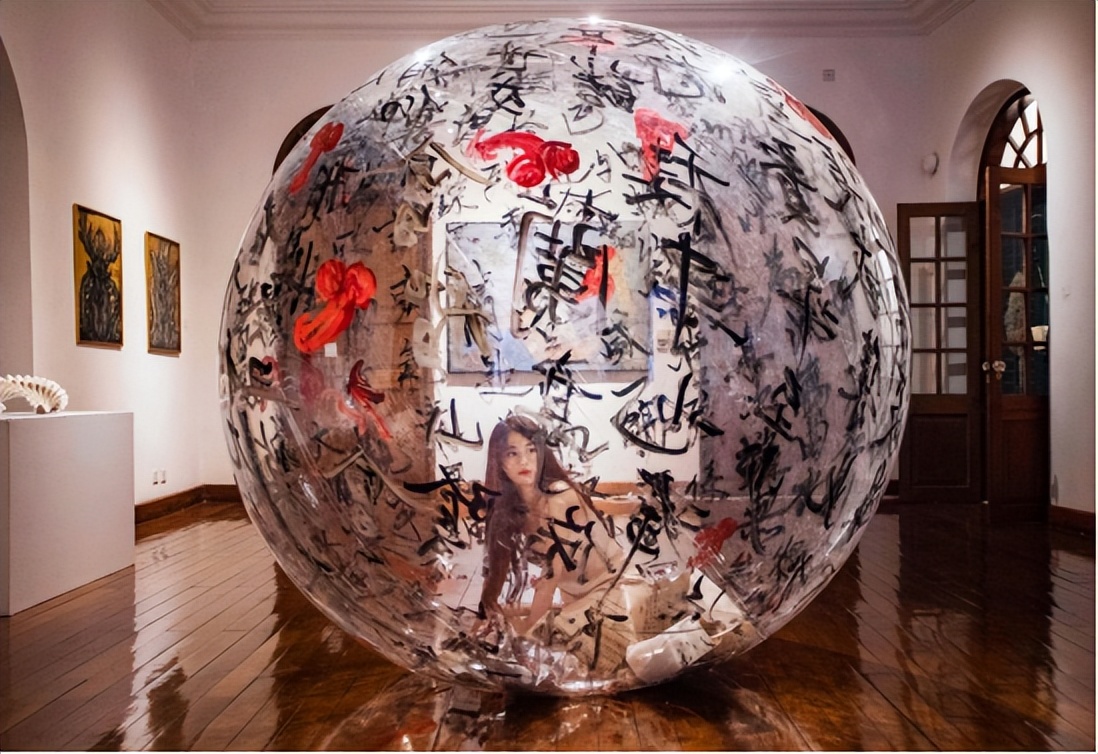 中国十位女行为艺术家：肖鲁、严隐鸿、李心沫、曹雨、吴析夏、