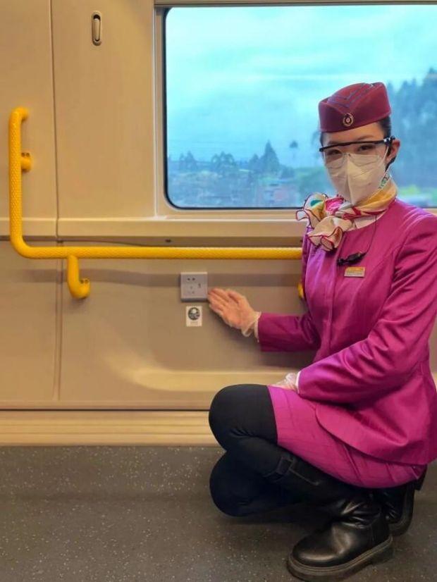 在火车上手机没电了哪里可以充电,火车上手机没电了硬座可以去哪充