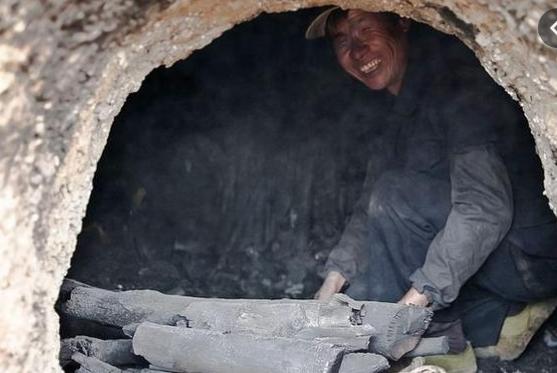 1944年张思德意外去世后，古远兴建议就地掩埋，毛*东泽**大怒：你敢