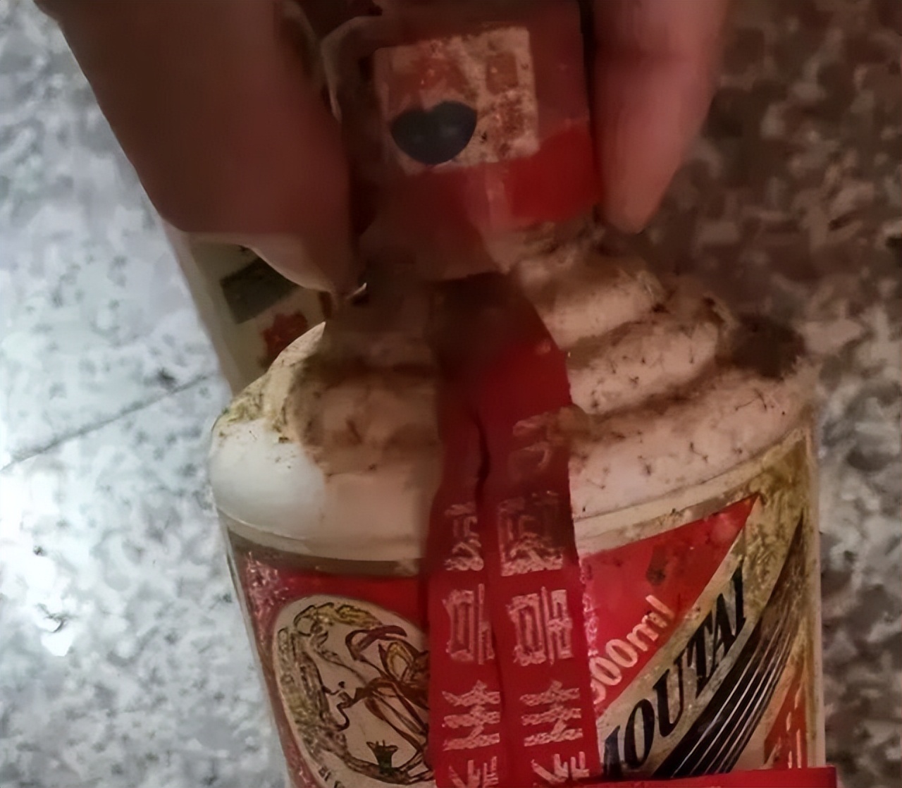 重庆一大叔，19年前囤8箱黄酱茅台，今天打开“面目全非”，为何