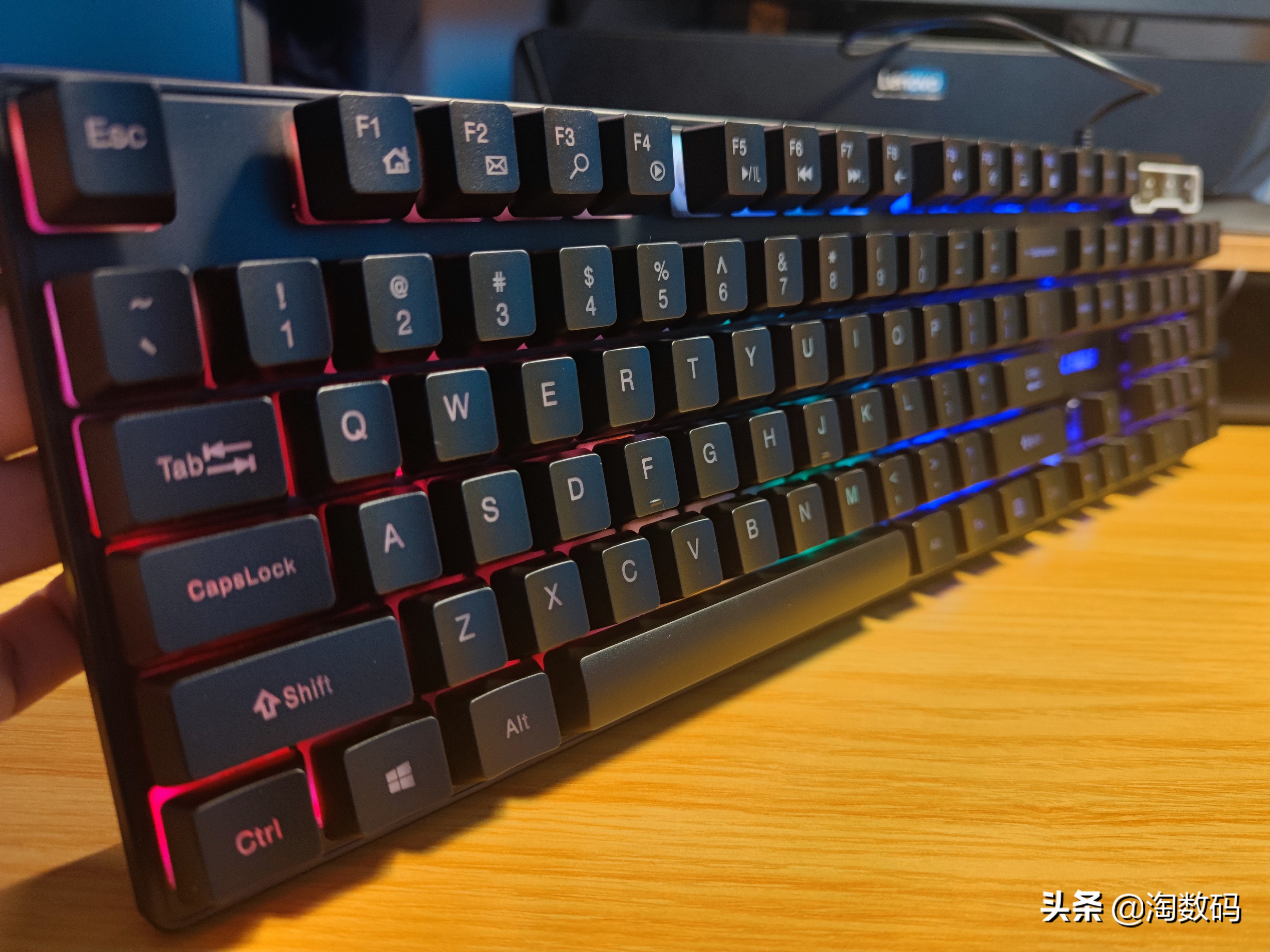 红轴rgb灯机械键盘推荐100元以内,50元的青轴游戏机械键盘推荐