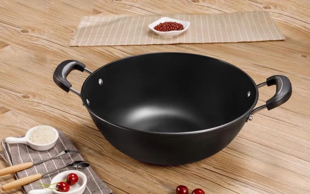 新买的铸铁锅千万别直接用,生铁铁锅如何开锅才不生锈不粘锅