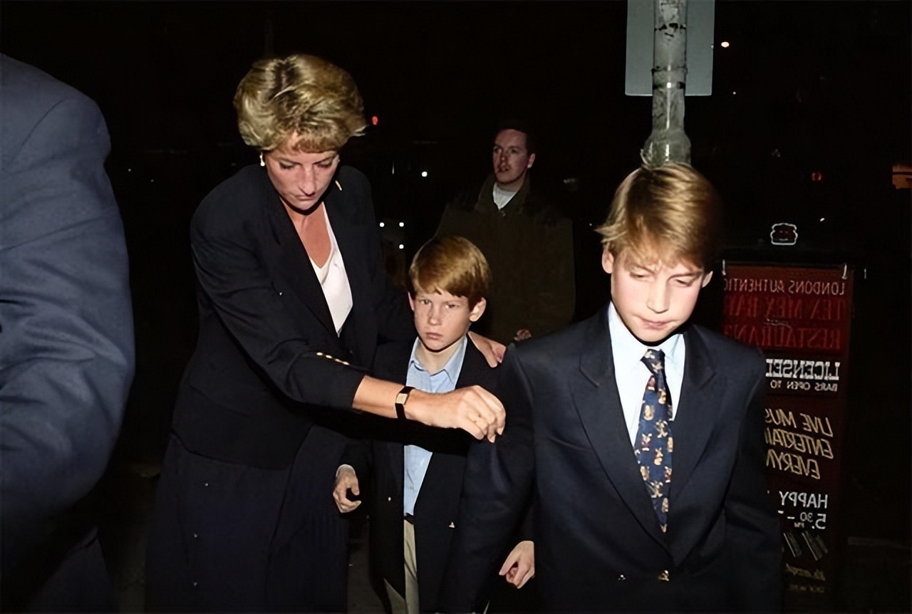 1997年,15岁威廉收到母亲送的生日礼物,3000块的手表他戴了25年