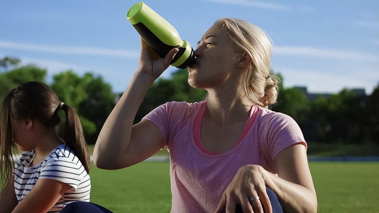 早上起来嘴巴里面有黄水怎么办,晨起一定要多喝水