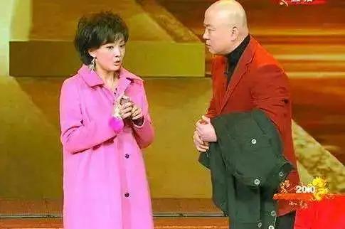 张小斐晚会同款,张小斐近三年春晚同款