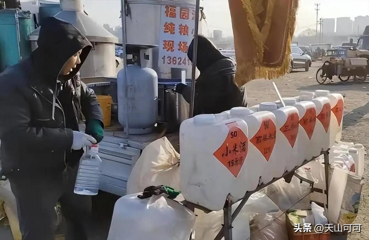 看完一激灵：路边摊5元一斤的白酒，都是怎么来的？你敢喝吗？