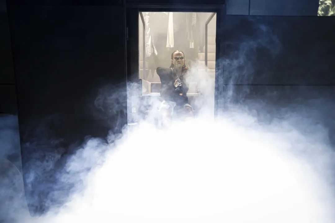 他被称时尚圈暗黑之王！神作爆红15年，侃爷以收藏他的桌子为傲？