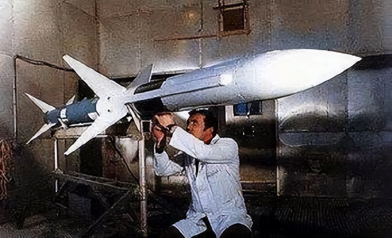 中国花9000万买下这款战机,意大利国产导弹