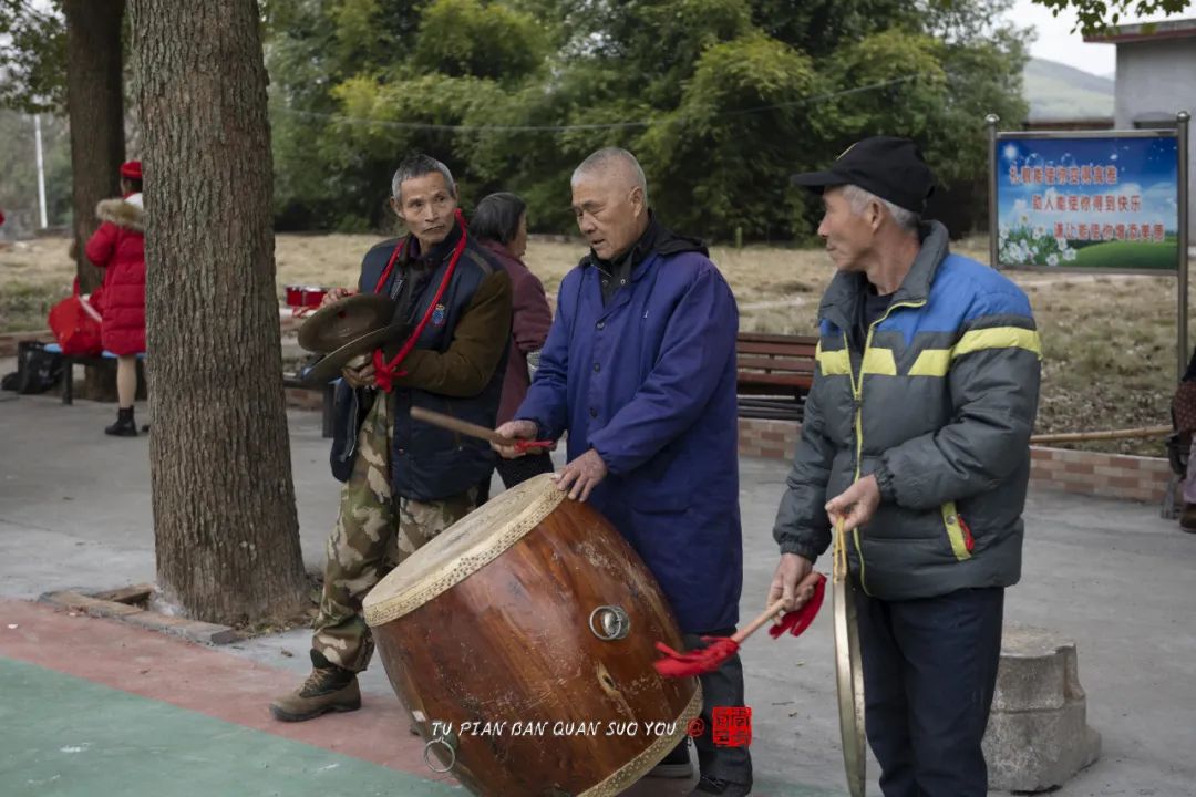 为了打村BA，湖南郴州沙坪村村民自己建了一个灯光篮球场