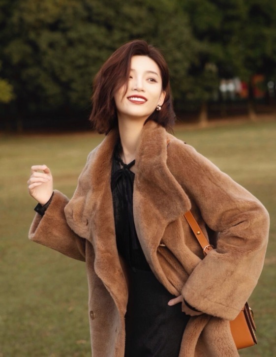 怎么穿出冬天的感觉,冬季白色羊羔绒外套的正确搭配