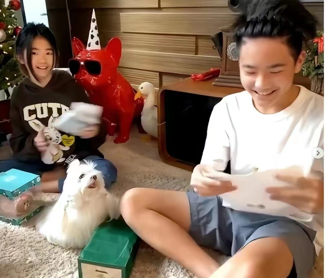 曹格带一对儿女逛街,女儿身段像妈打扮前卫,14岁儿子身高近1米8