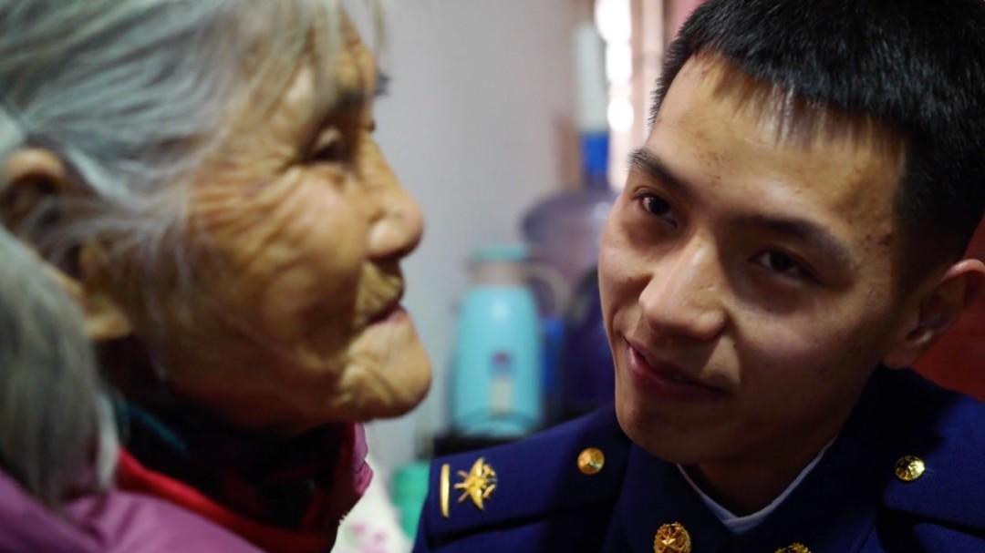 24岁小伙与85岁老奶奶婚纱照,江西24岁小伙与85岁老太婚纱照