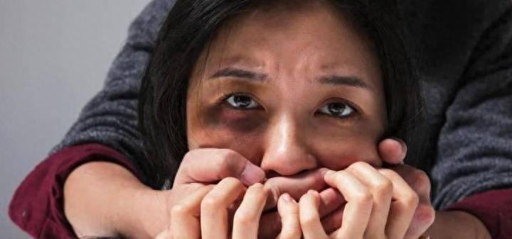 72小时不让睡觉，后背打到脱皮，女子恳求民警：他都是为我好