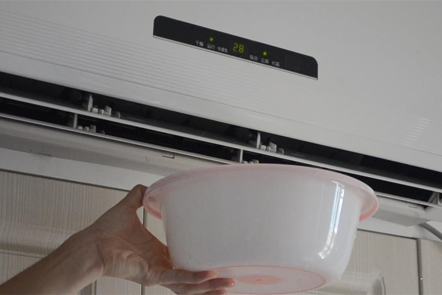 空调漏水维修师傅,空调漏水找师傅来修两百块钱
