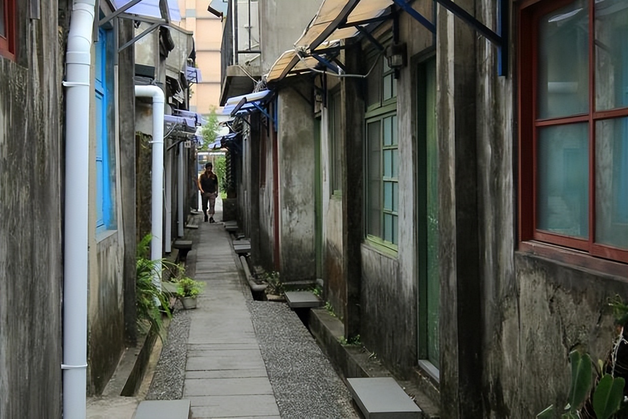 台湾“灵魂摆渡人”，20年间自费送200位老兵回家，感动海峡两岸