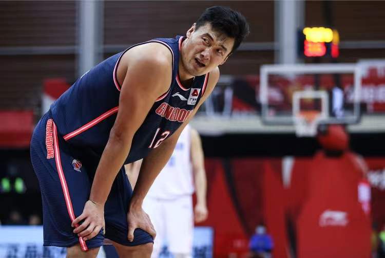 14岁才接触篮球？却还能被选进广东队！身高2米14，他如今怎样了