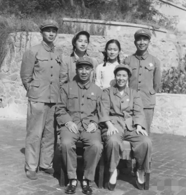 他是唯一同时有俩老婆的开国少将，大姐夫是上将，二姐夫是中将