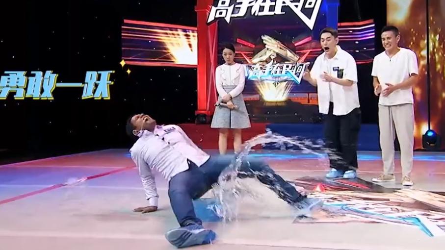 “蜻蜓水上漂”轻功重出江湖了？重庆小伙吸粉百万，老外又懵了