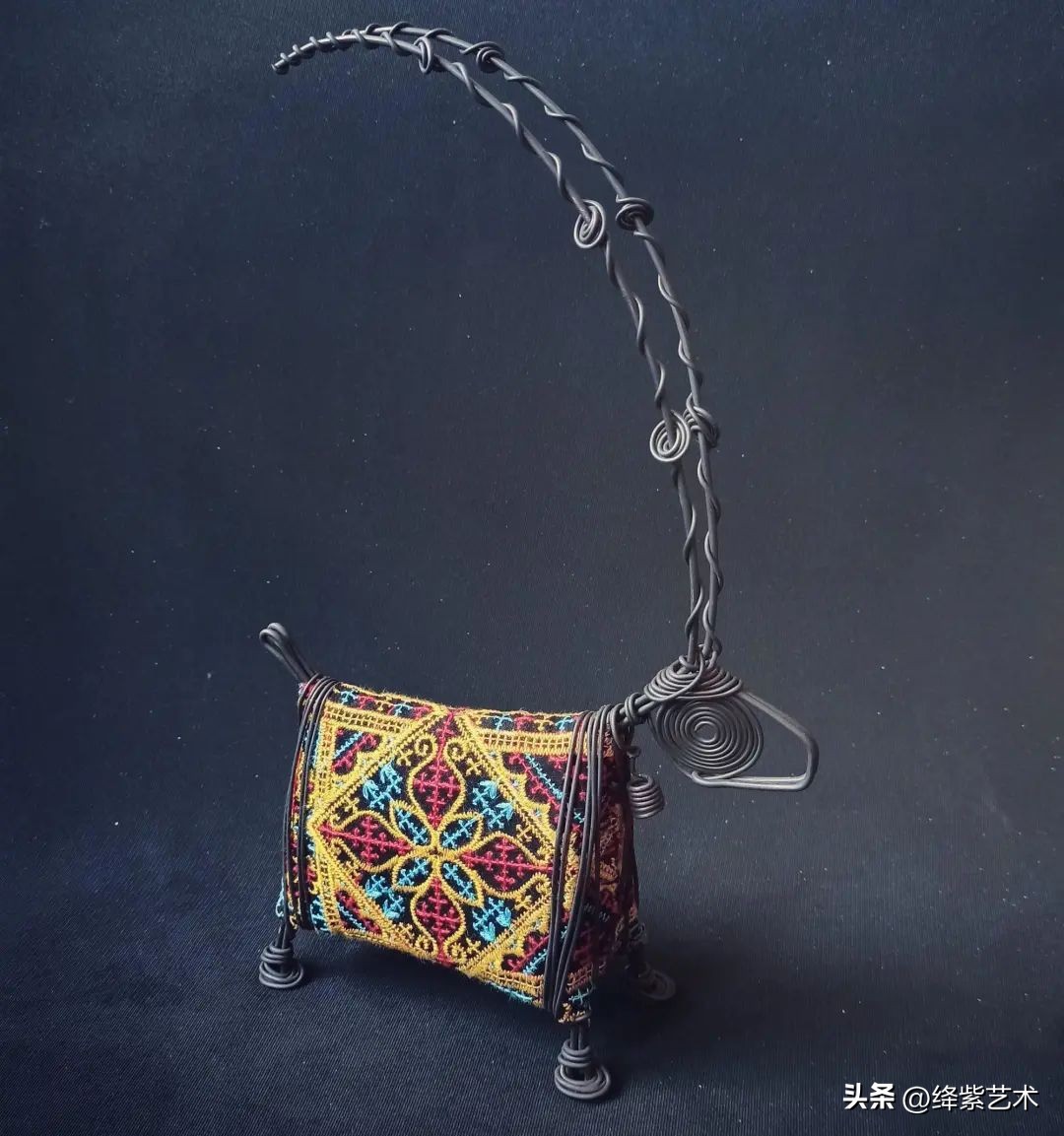 他用一把废剪刀和几根细铁丝，制作异域风格雕塑，效果出奇地好