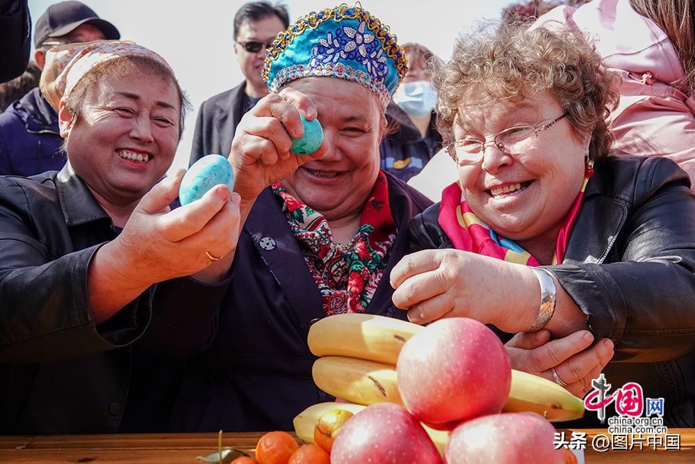 撞彩蛋、拔河、载歌载舞…中国俄罗斯族迎巴斯克节