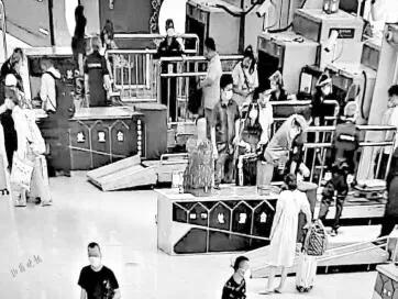 太原南站一女子过安检因携带开封白酒无法进站，“咚咚咚”现场喝光晕倒送医车也没坐成