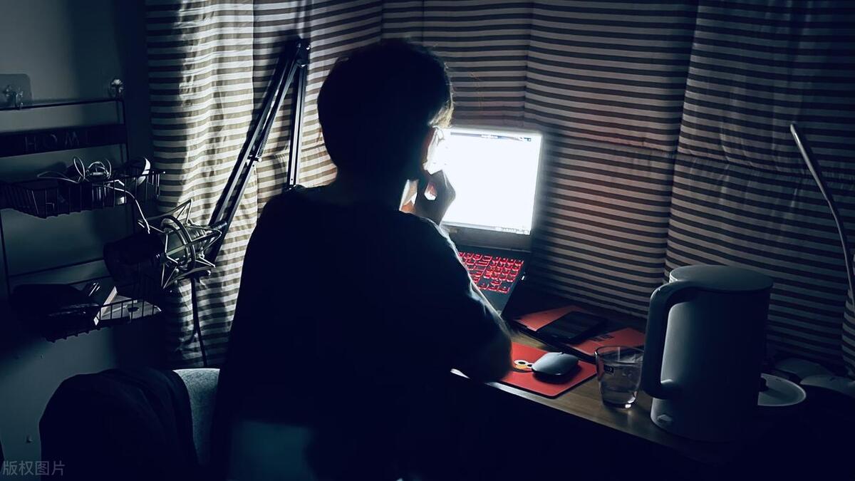 男性后背有一块发黑是怎么回事,中年男性脸色暗沉发黑什么原因