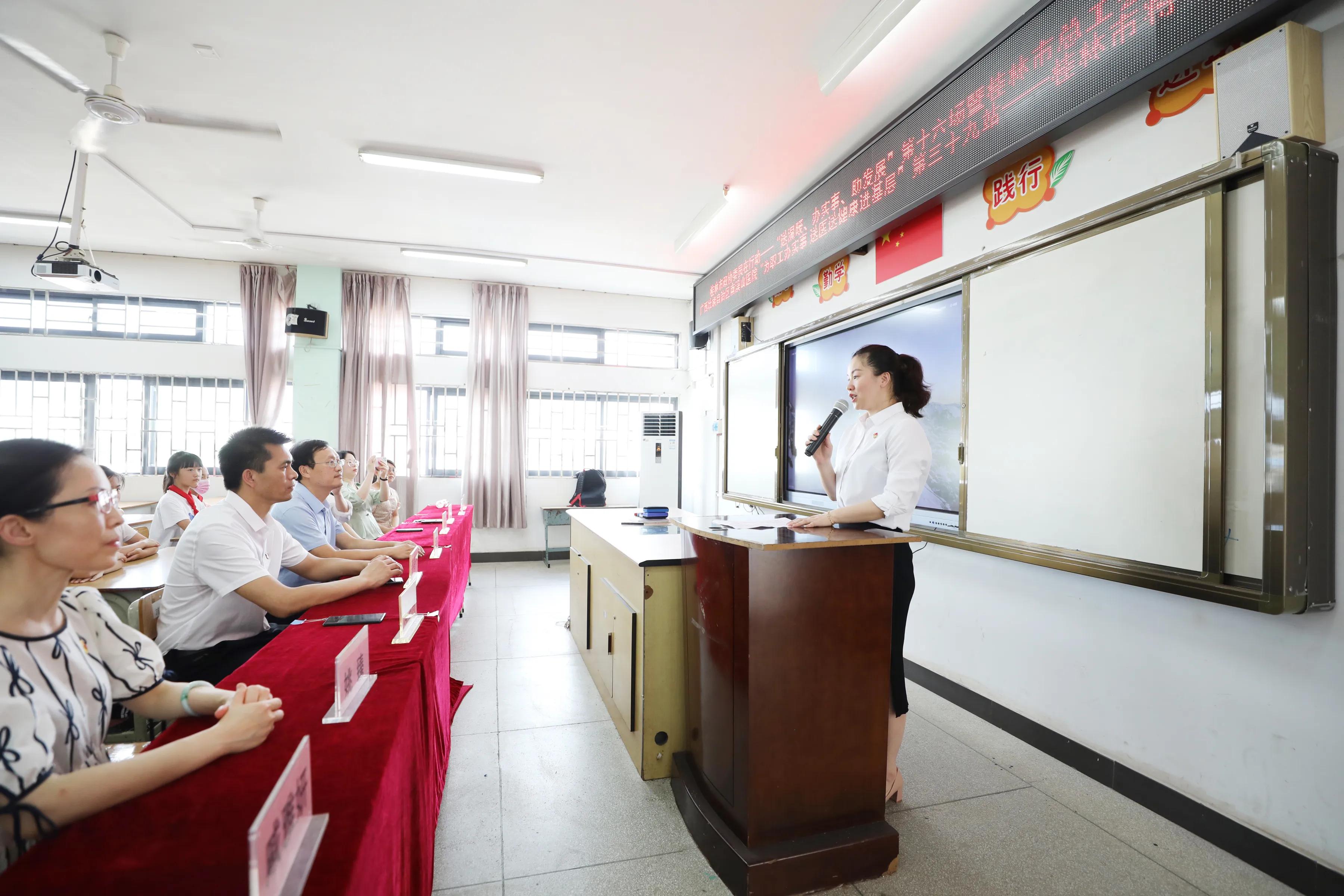 南溪山医院儿科专家走进桂林市将军桥小学开展健康讲座