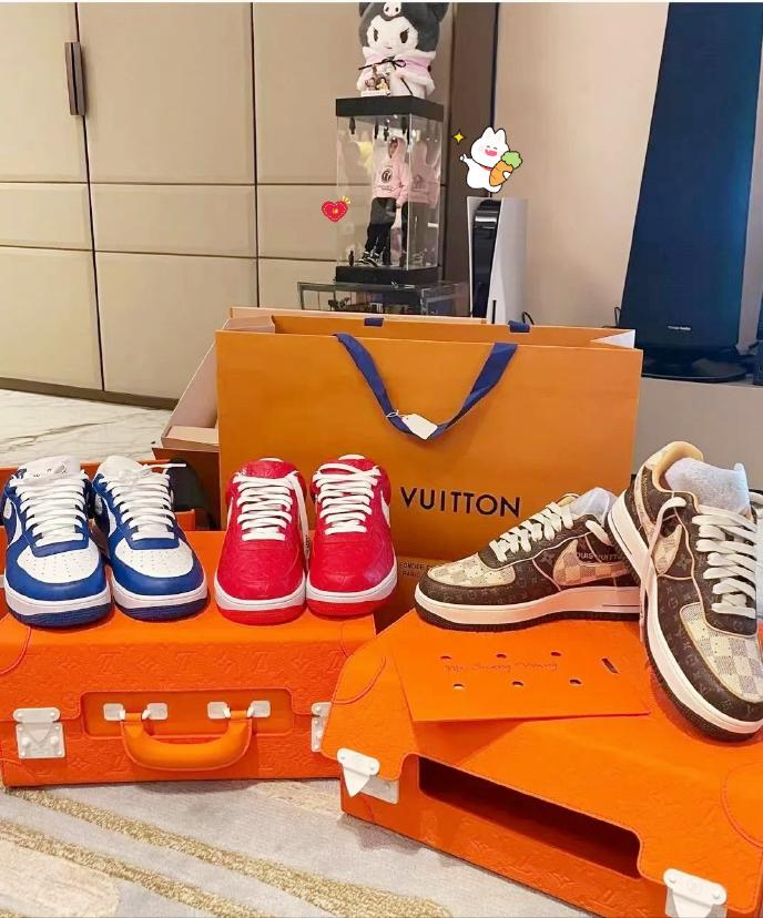 王思聪穿价值百万球鞋陪女友逛街,王思聪穿百万球鞋霸气买单