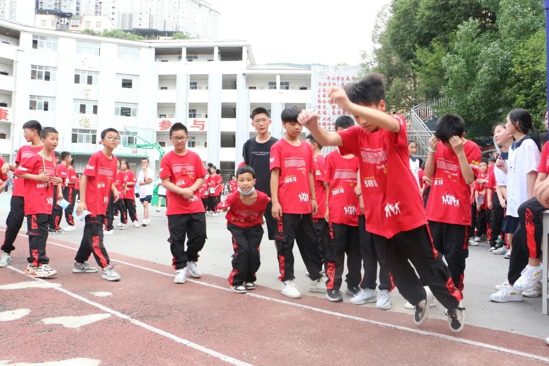 万二小举行2016级毕业典礼暨毕业班综合素质拓展活动