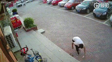 冰糕掉了一半,冰糕化在地上干了怎么清理