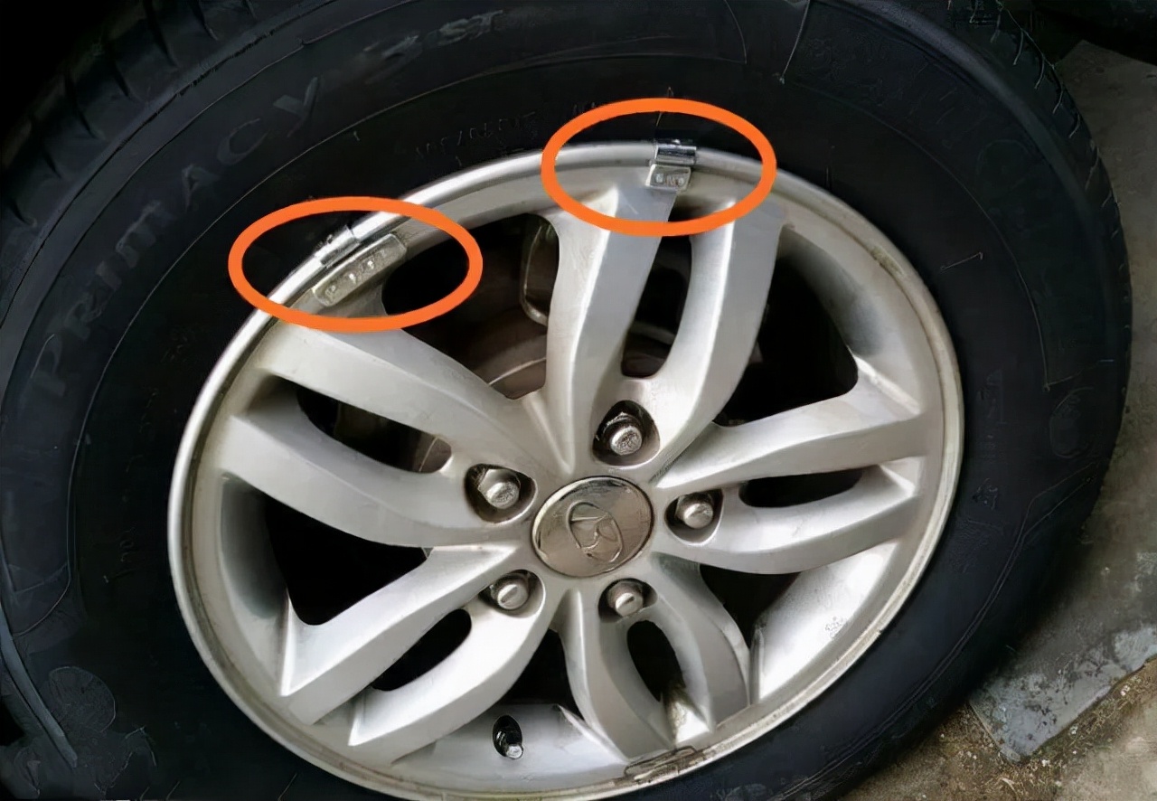 方向盘有轻微抖动怎么回事,方向盘很轻微的抖动是不是正常