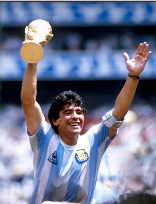 球王马拉多纳和球王梅西谁更厉害,球王梅西和c罗到底谁强