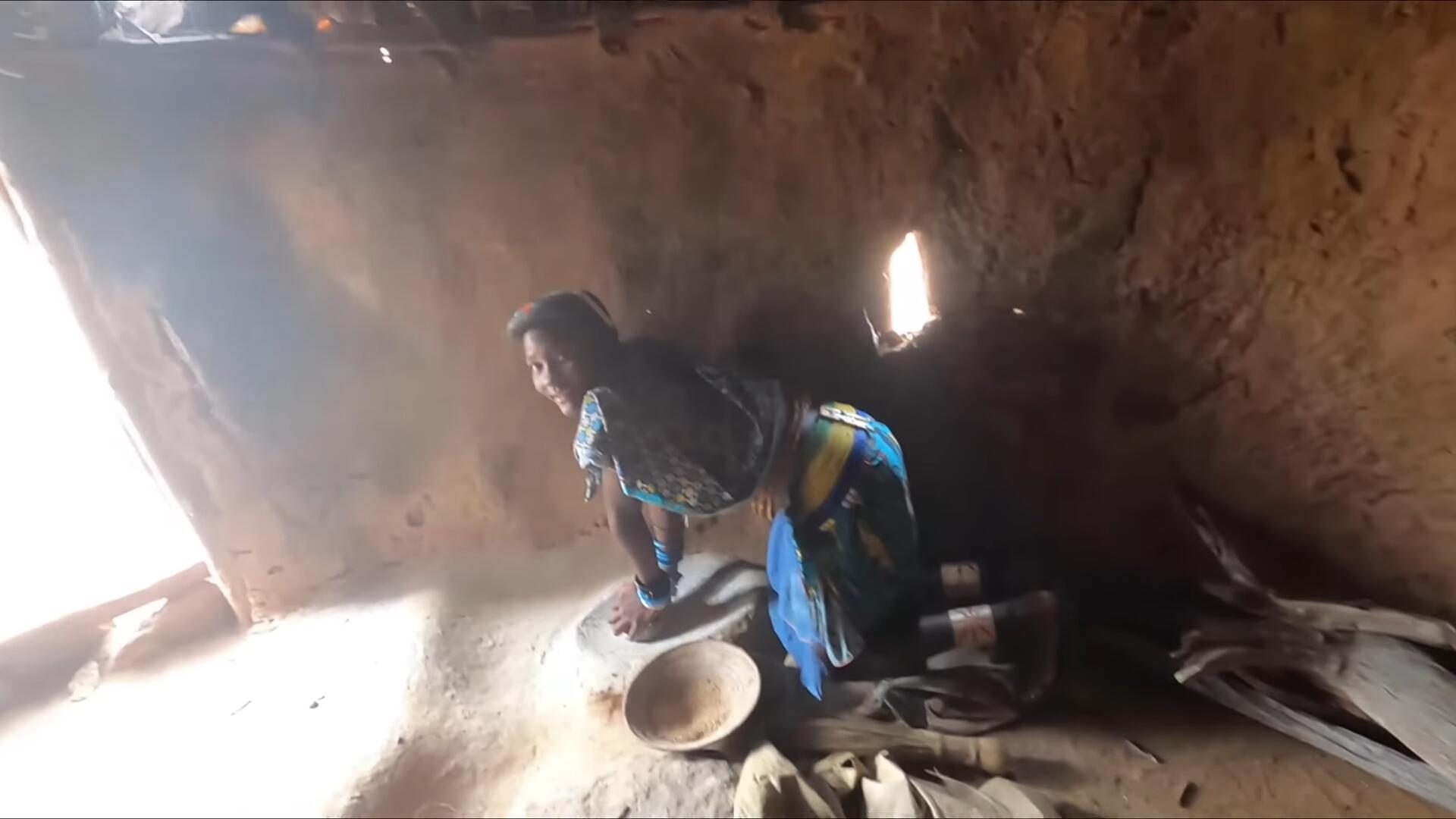 非洲神奇的部落，用牛粪做发型，偶遇不穿衣服的女孩