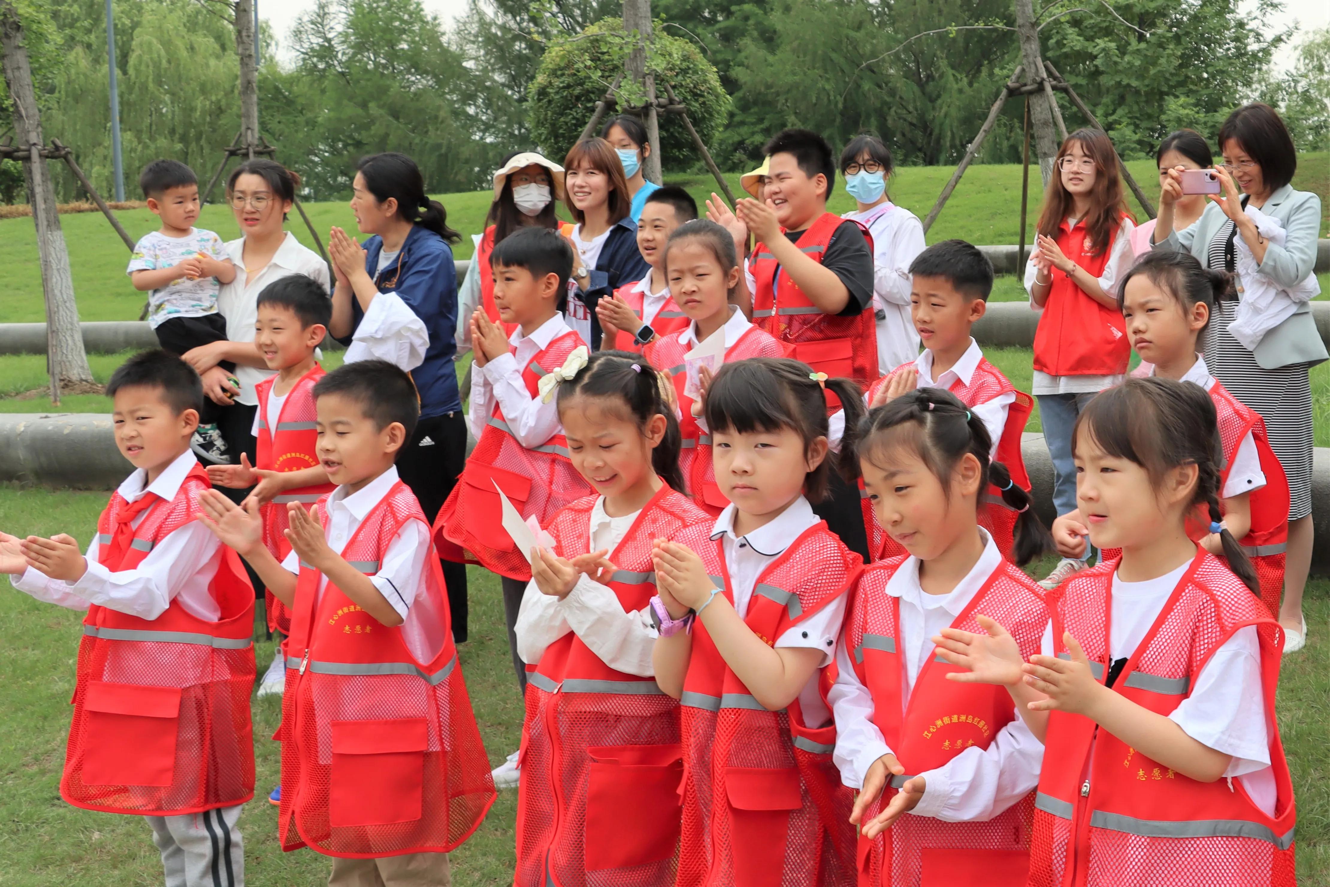 南京建邺区江心洲洲岛红园社区成立“小红鹰”少年志愿者先锋队