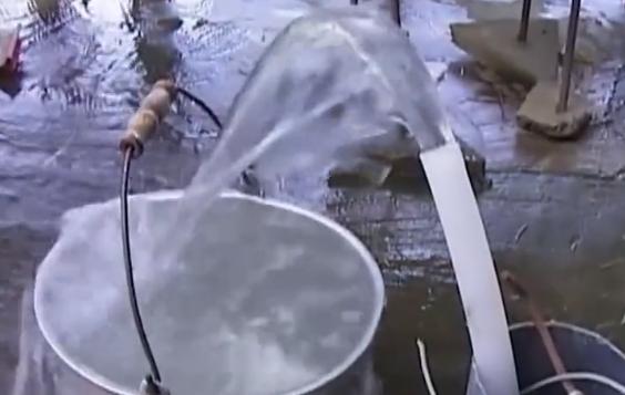 农村打井井水浑浊,打井现场井水怪异