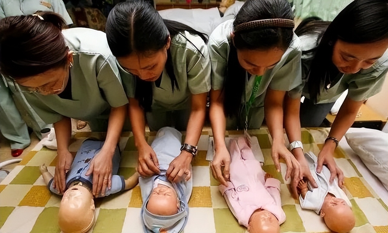 性剥削、生育工具、母职,享誉世界的菲律宾女佣实际上有多惨?