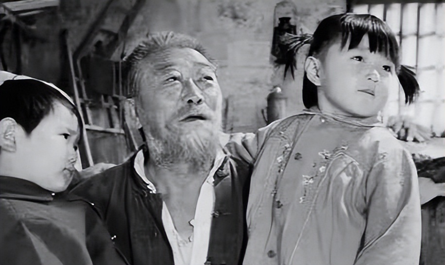 村民被插在削尖树桩上，看妻子遭日军欺负，哭嚎道：八路军，*仇报**