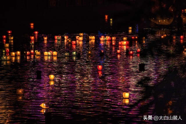 我们两个近邻――一个打仗爱偷袭别人，一个爱偷盗别人文化!