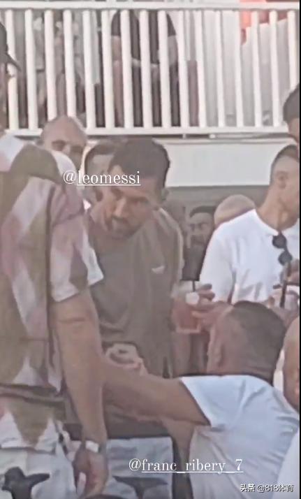 球王!梅西伊比萨岛蹦迪偶遇里贝里,刀疤脸拽着梅老板胳膊主动搭讪