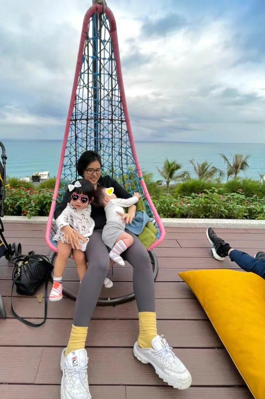 台湾疫情严峻!曾宝仪确诊直不起身,谢依霖全家确诊儿女高烧40度