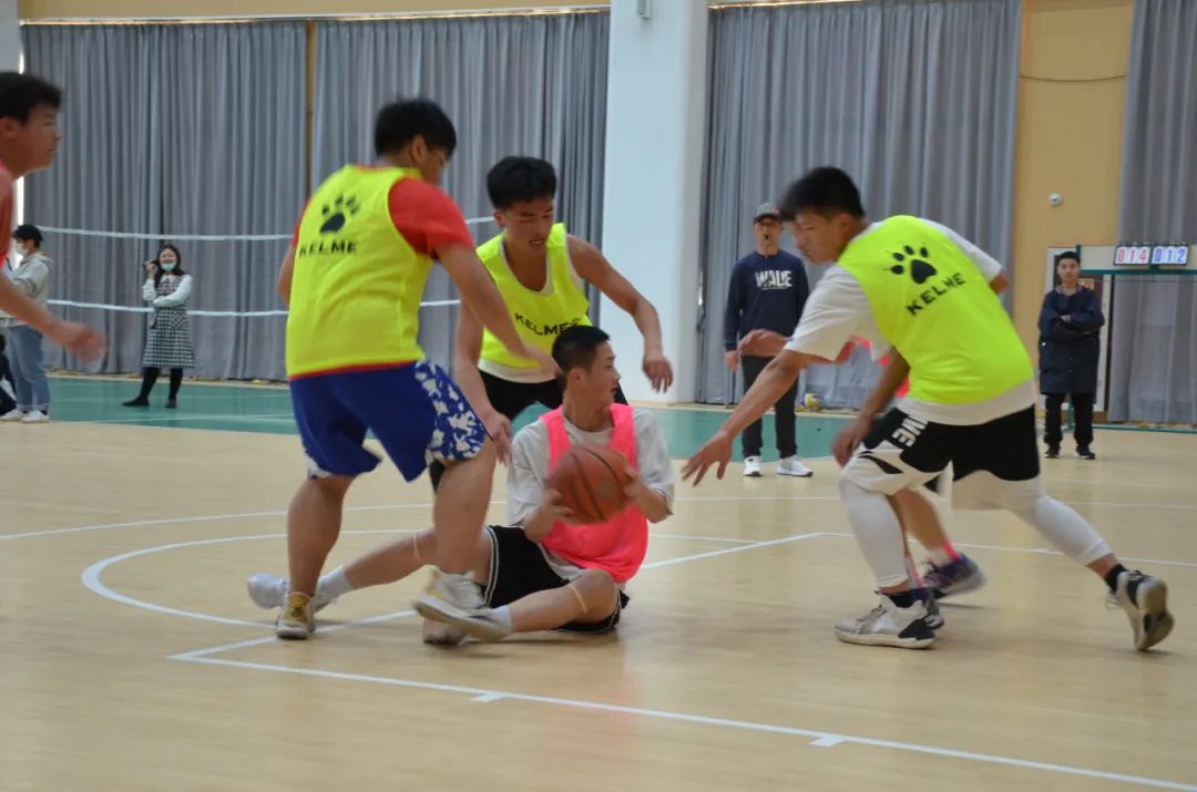 “篮”不住的风采“足”够精彩