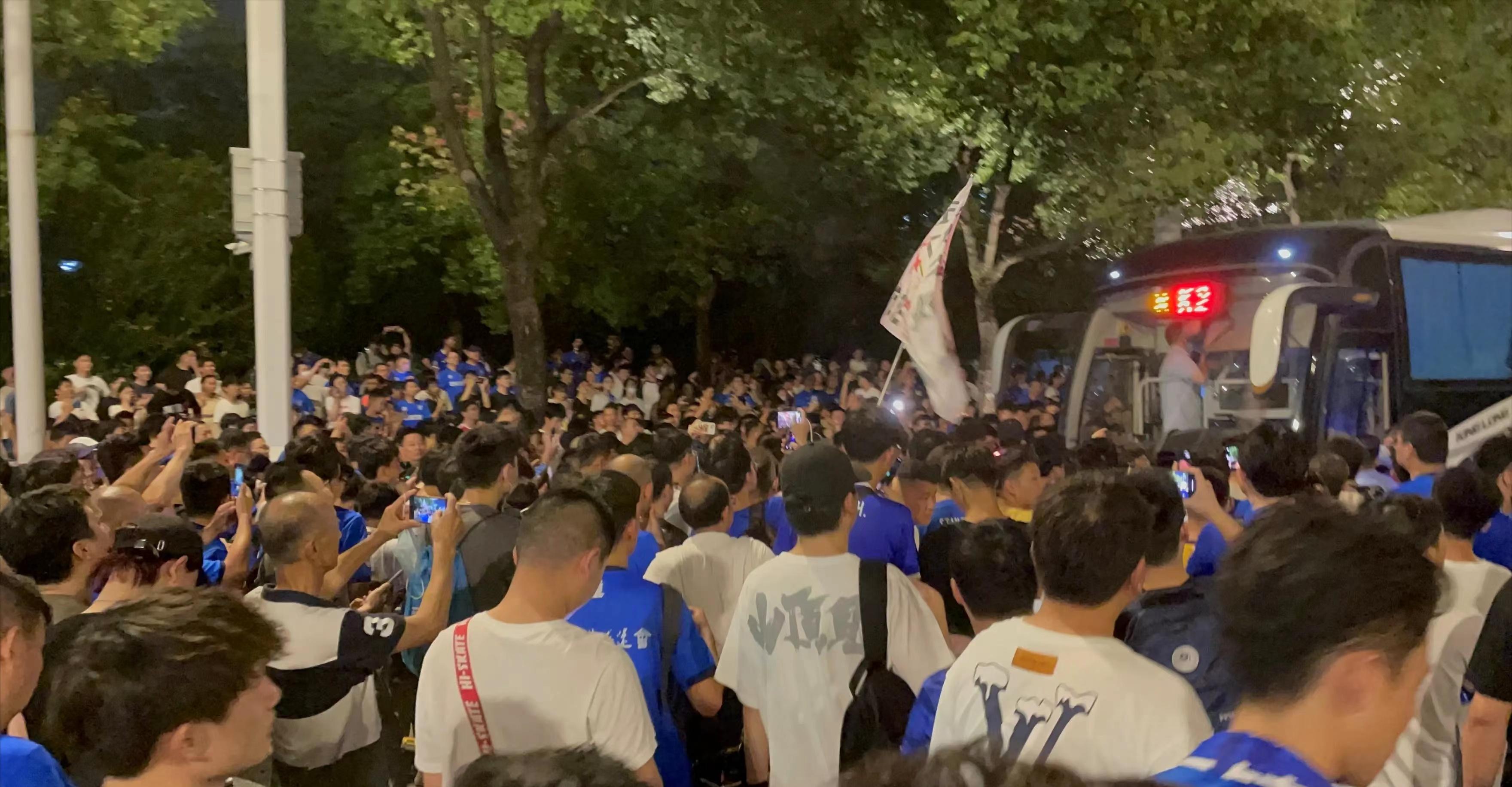 闹大了武汉,山东泰山球迷扔水瓶