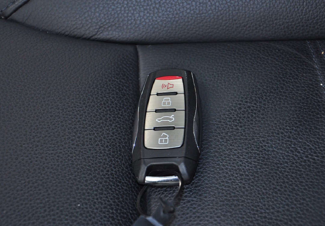 如果车钥匙被锁在车里怎么办,车钥匙锁在车内只能砸窗户