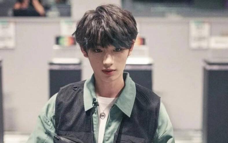 丁程鑫身高是多少米,丁程鑫身高185