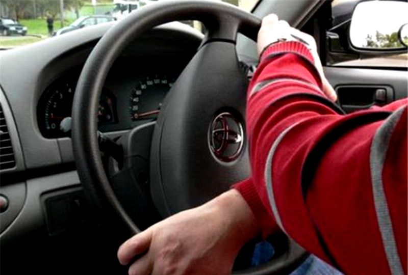 怎么握方向盘姿势是正确的,怎样握方向盘的姿势是正确的